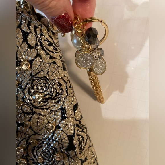 NWT~Faux Patent Leather Floral Crossbody Purse w/Rhinestone Rivets & Keychain - Picture 14 of 16